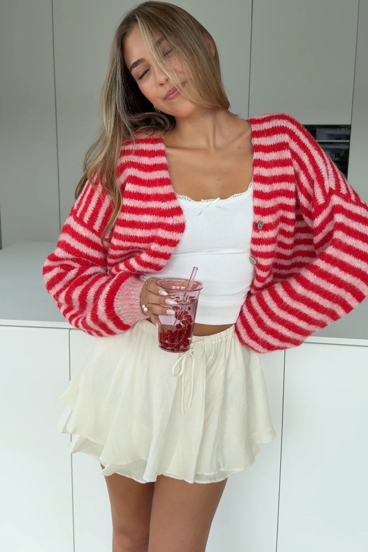 LIA – Cárdigan de Punto Suave a Rayas Color Cereza
