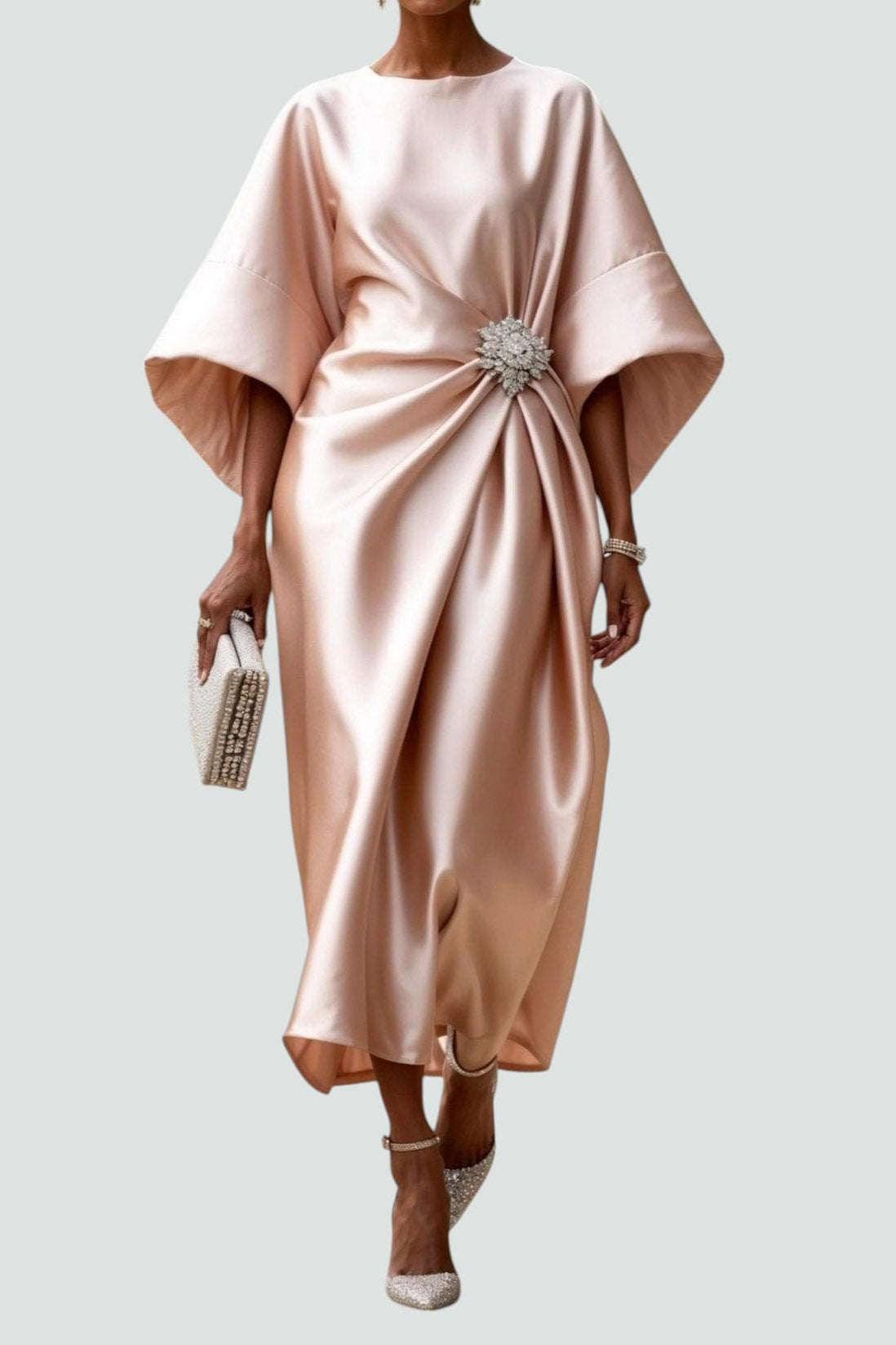 ELISA – Vestido Elegante Satinado con Drapeado y Broche Joya
