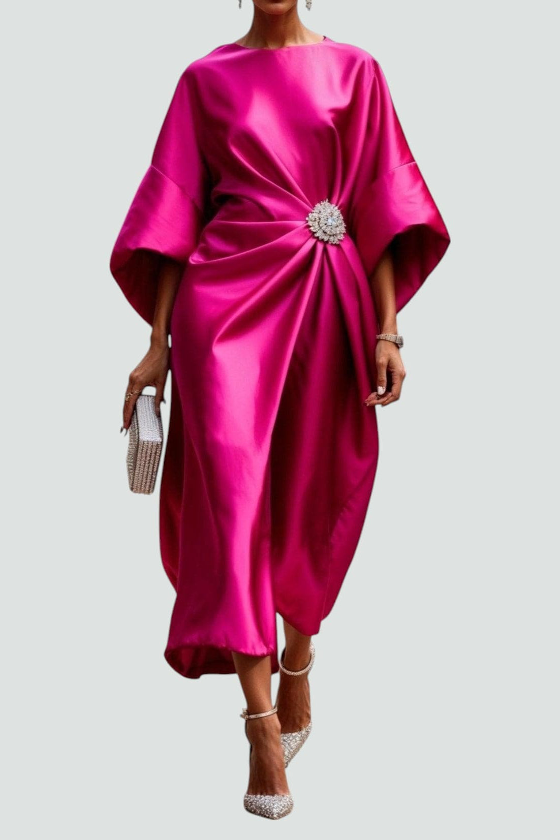 ELISA – Vestido Elegante Satinado con Drapeado y Broche Joya