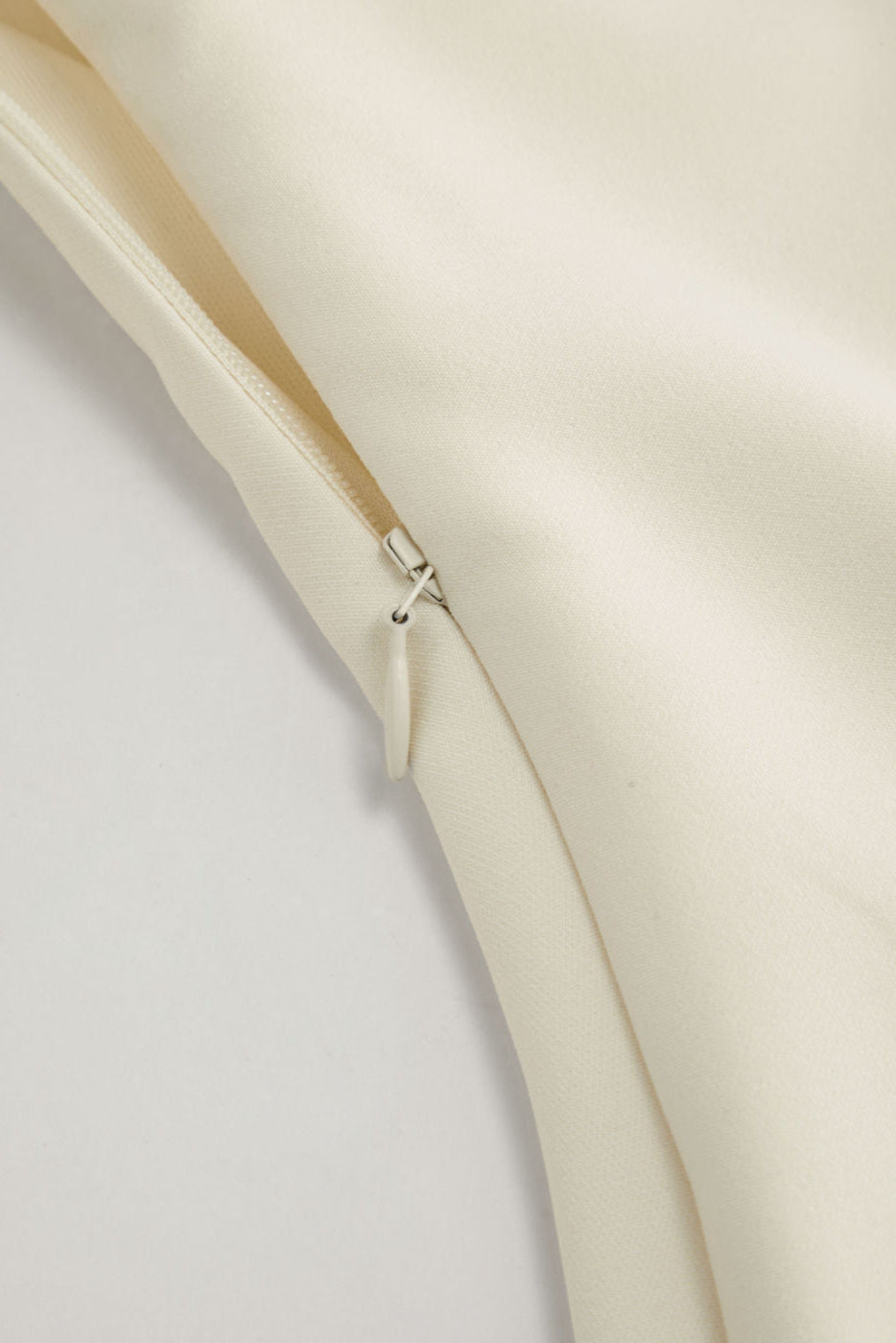 MARTA – Vestido Corto Asimétrico con Lazo en Hombro en Blanco Marfil
