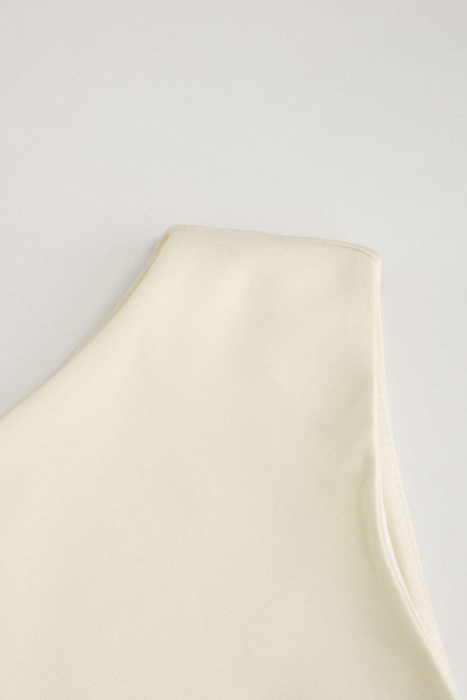 MARTA – Vestido Corto Asimétrico con Lazo en Hombro en Blanco Marfil