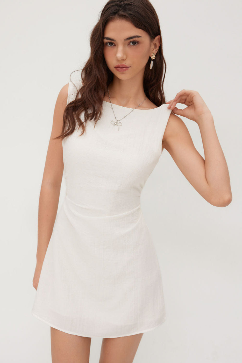ELENA – Vestido Corto Escote Barco con Lazo en Espalda en Blanco Nieve