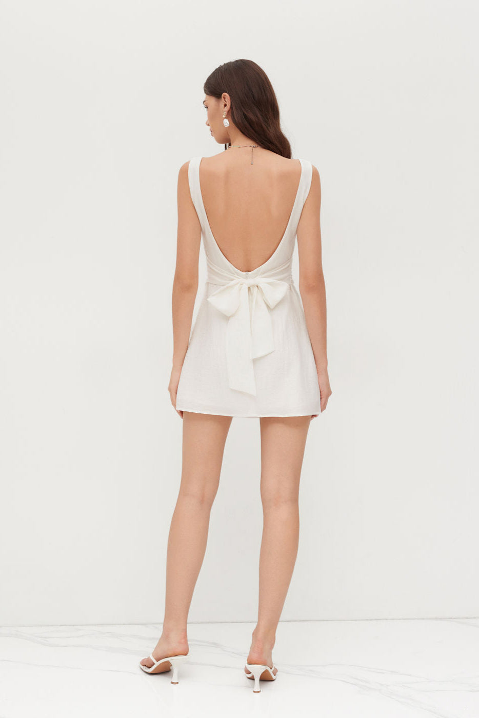 ELENA – Vestido Corto Escote Barco con Lazo en Espalda en Blanco Nieve