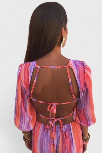 VALERIA – Vestido Largo con Rayas Vibrantes y Detalle Cut-Out en la Cintura