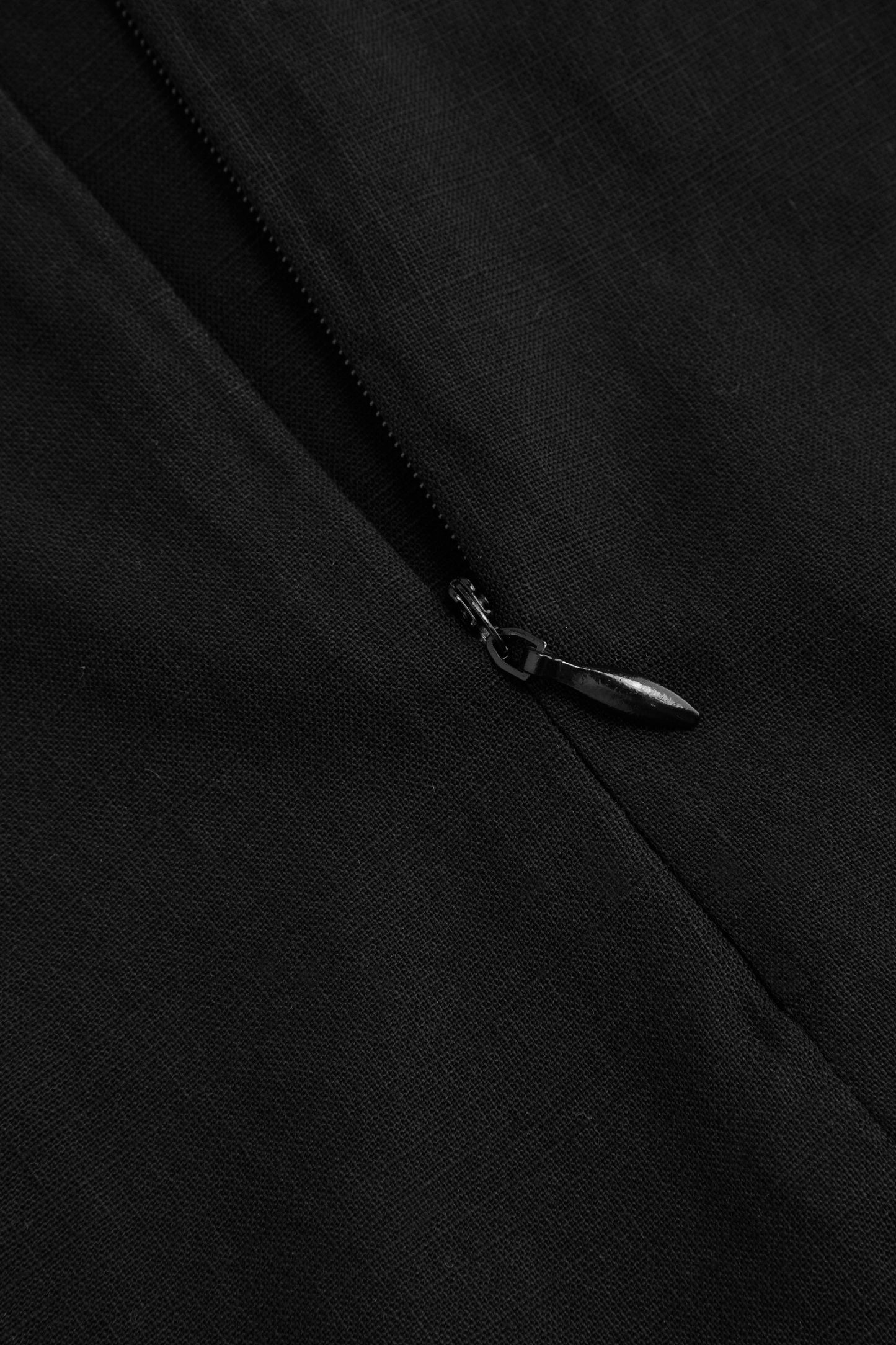 ALBA – Vestido Largo con Cut Out y Abertura Lateral en Negro Elegante