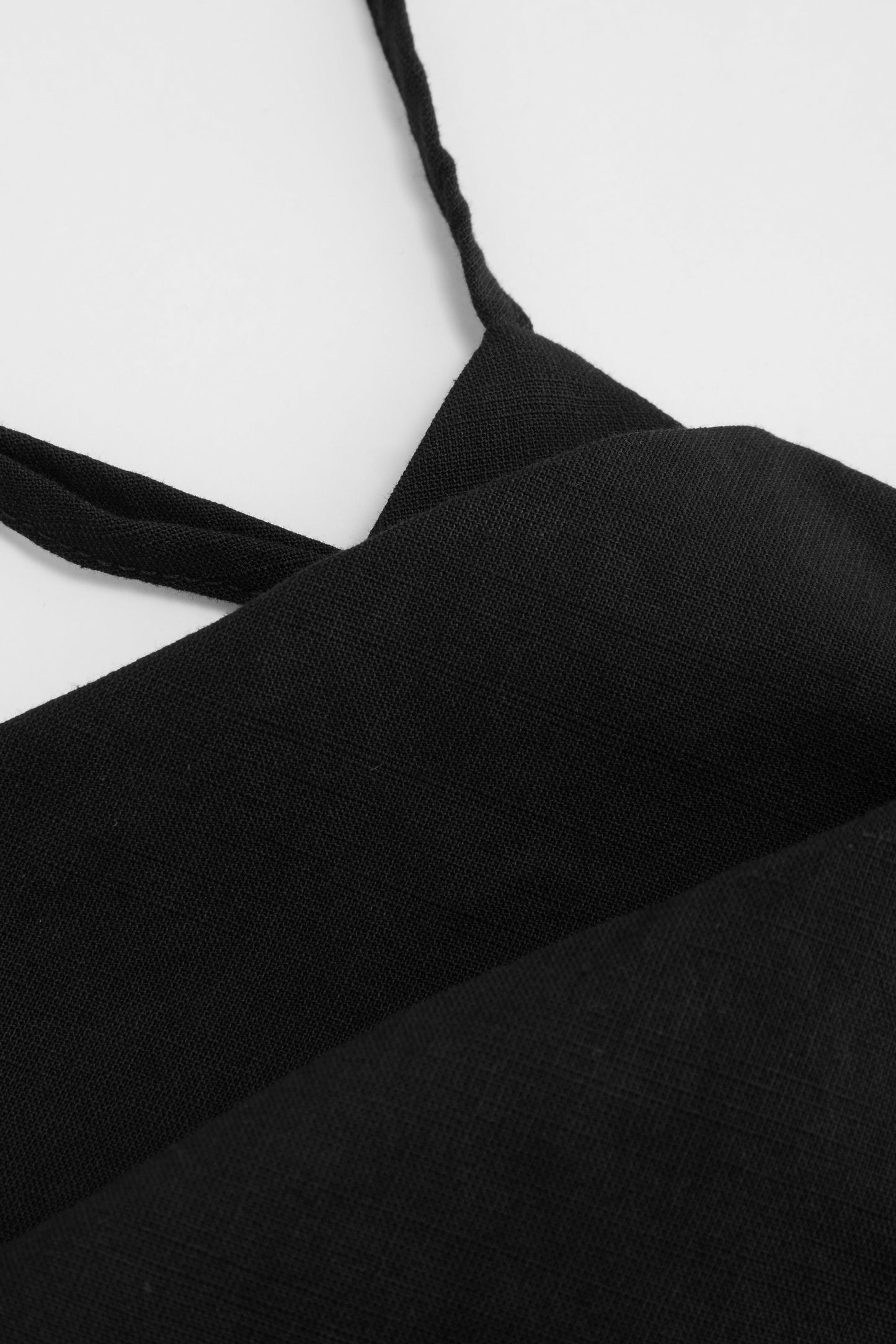 ALBA – Vestido Largo con Cut Out y Abertura Lateral en Negro Elegante