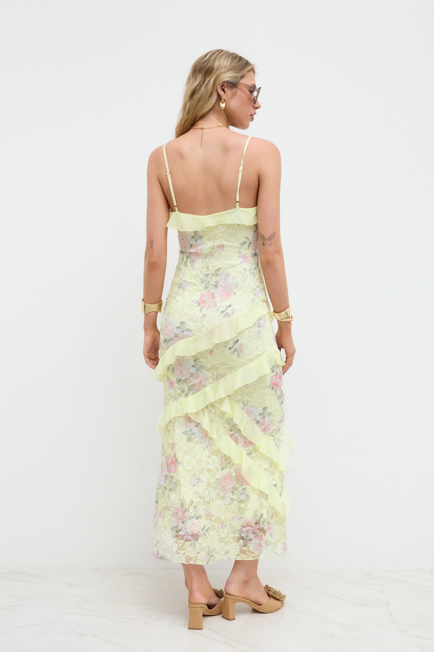 PAULA – Vestido Midi Floral con Volantes Asimétricos en Amarillo Pastel