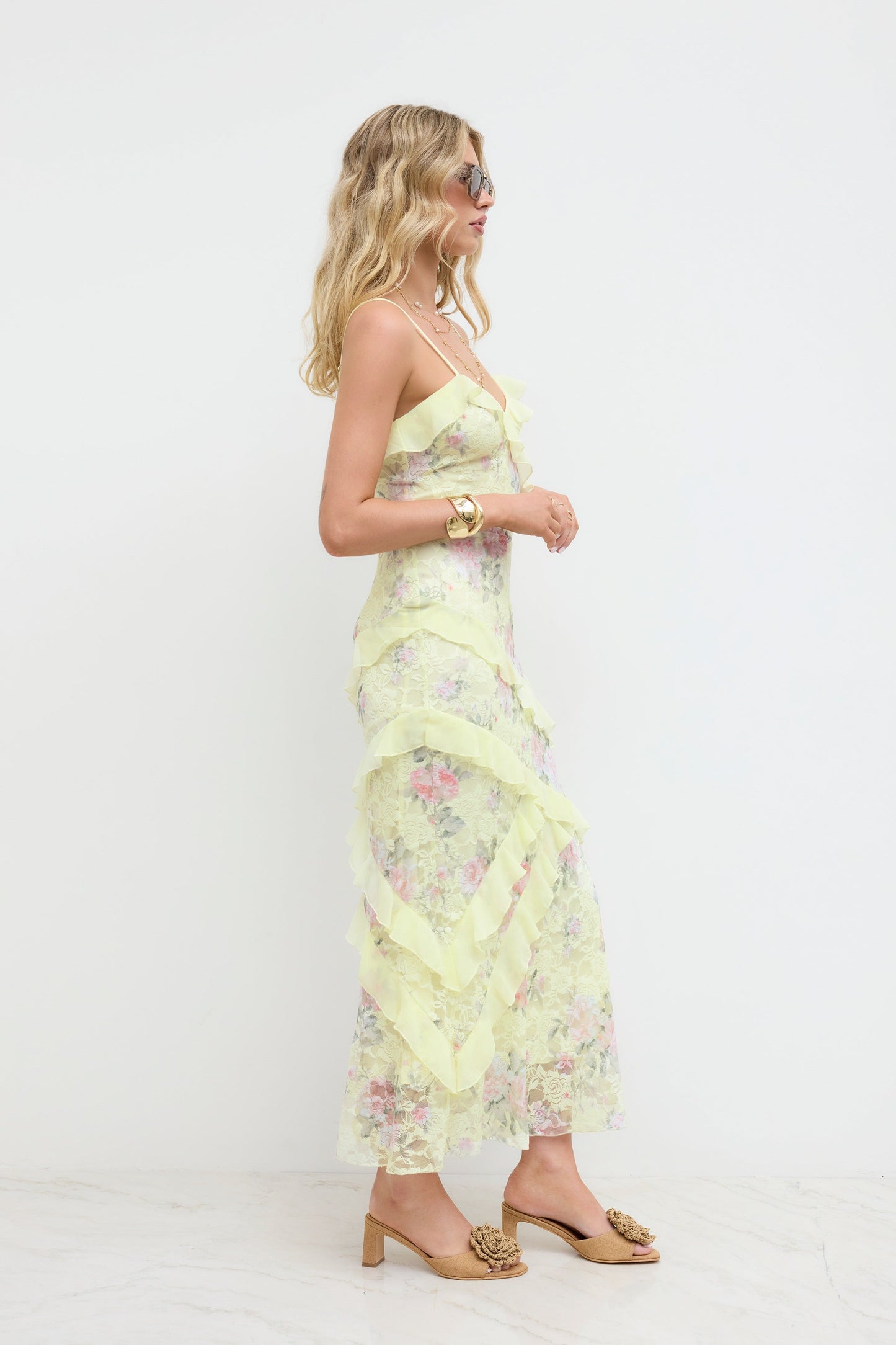 PAULA – Vestido Midi Floral con Volantes Asimétricos en Amarillo Pastel