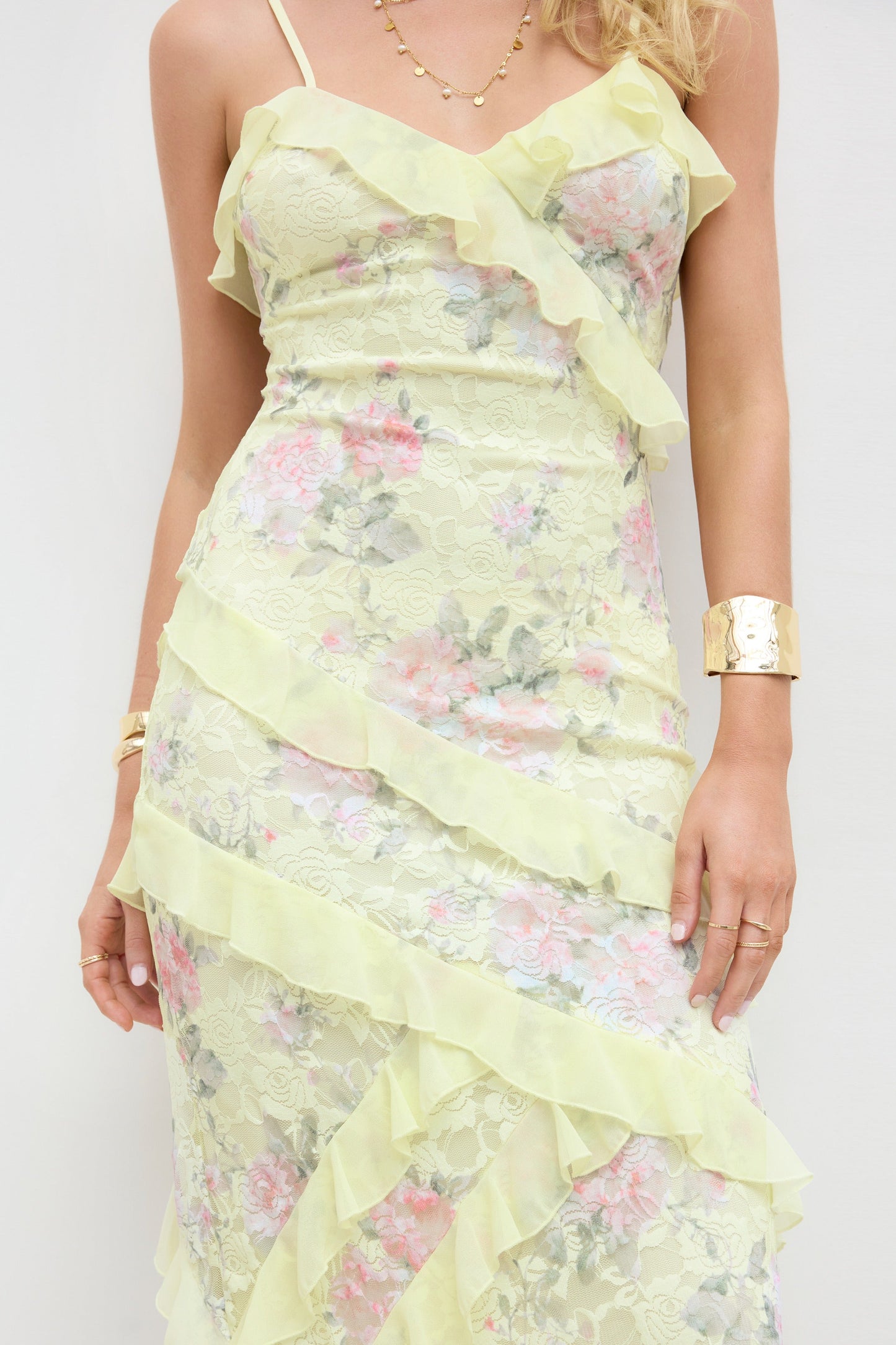 PAULA – Vestido Midi Floral con Volantes Asimétricos en Amarillo Pastel