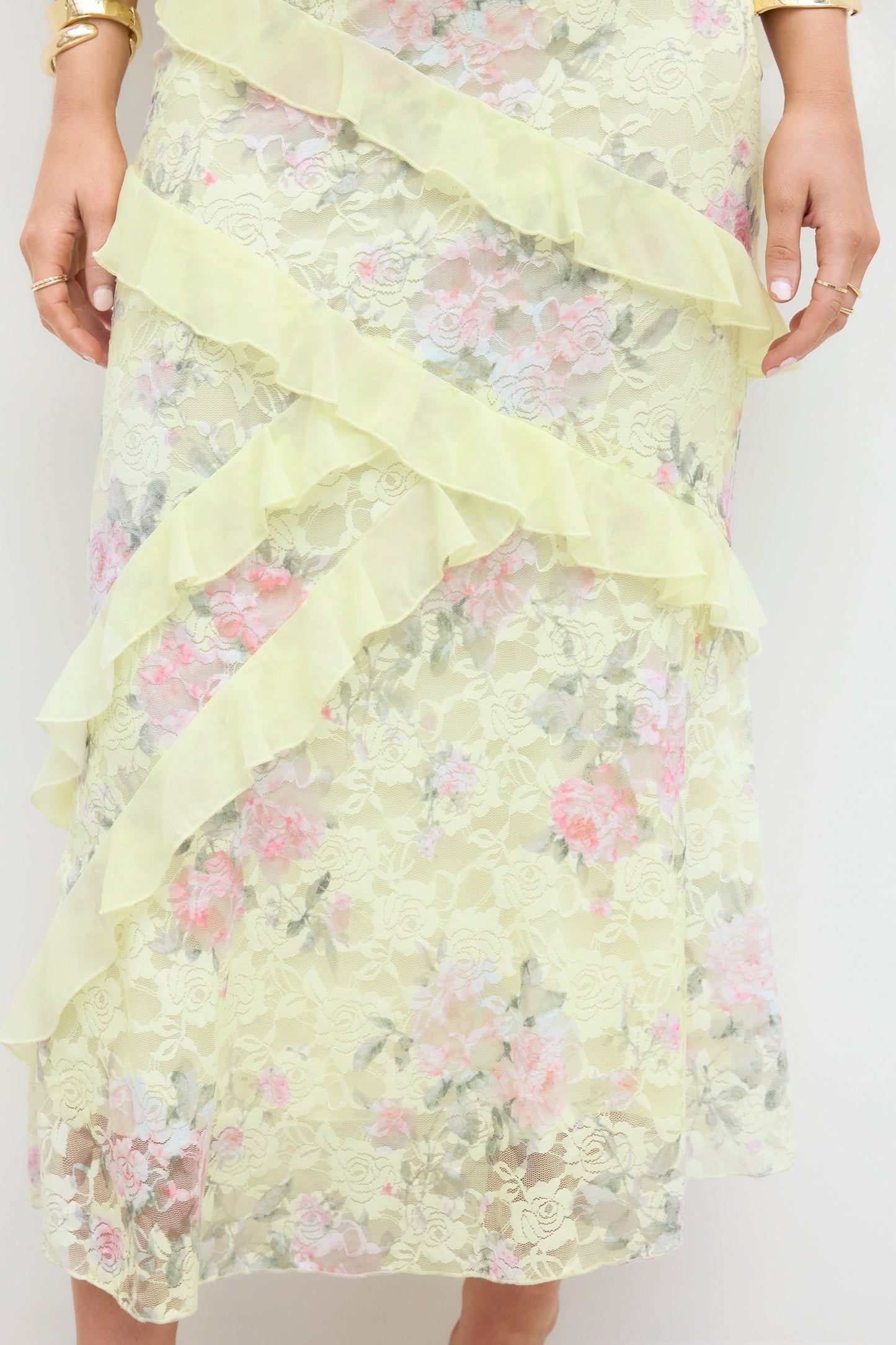 PAULA – Vestido Midi Floral con Volantes Asimétricos en Amarillo Pastel