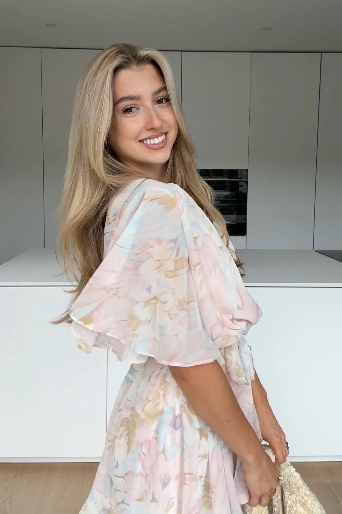 ISABELLE – Vestido Corto Floral con Mangas Amplias y Cinturón