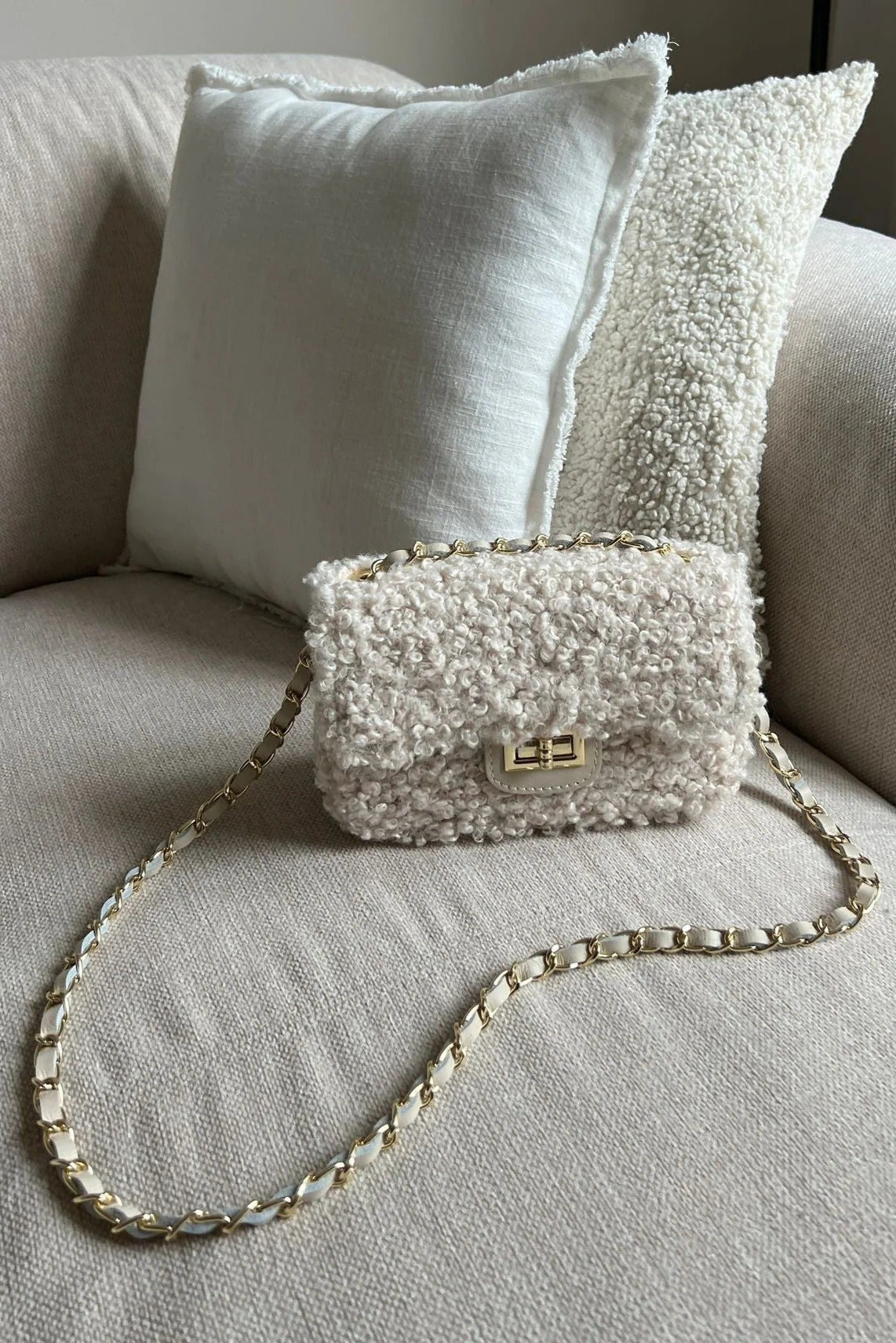 NOA – Bolso de Hombro de Borreguito con Cadena Dorada en Beige Suave