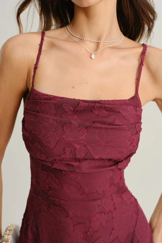 ISABELLE – Vestido Largo Elegante de Corte A y Textura Floral en Rojo Vino