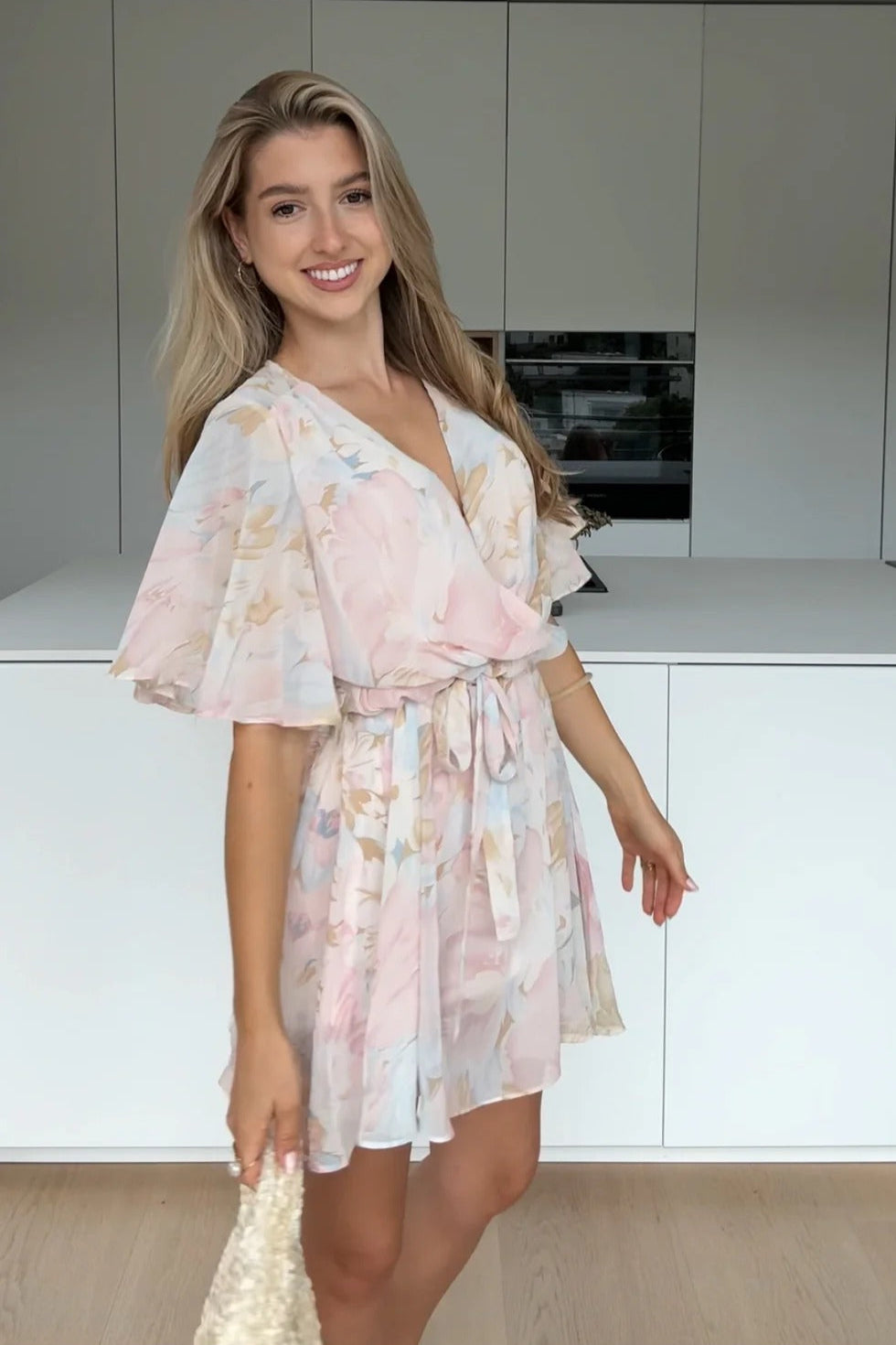 ISABELLE – Vestido Corto Floral con Mangas Amplias y Cinturón