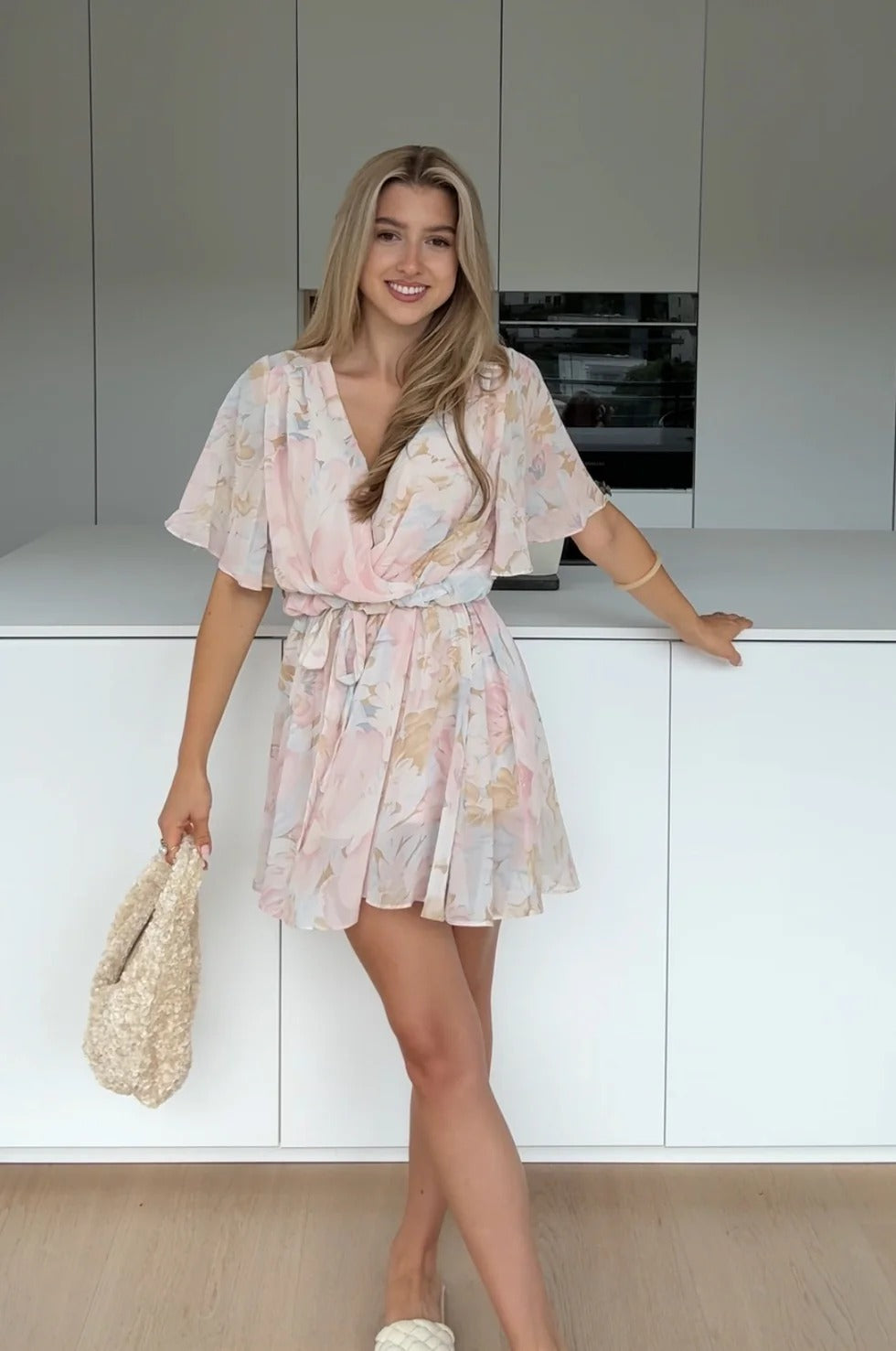 ISABELLE – Vestido Corto Floral con Mangas Amplias y Cinturón