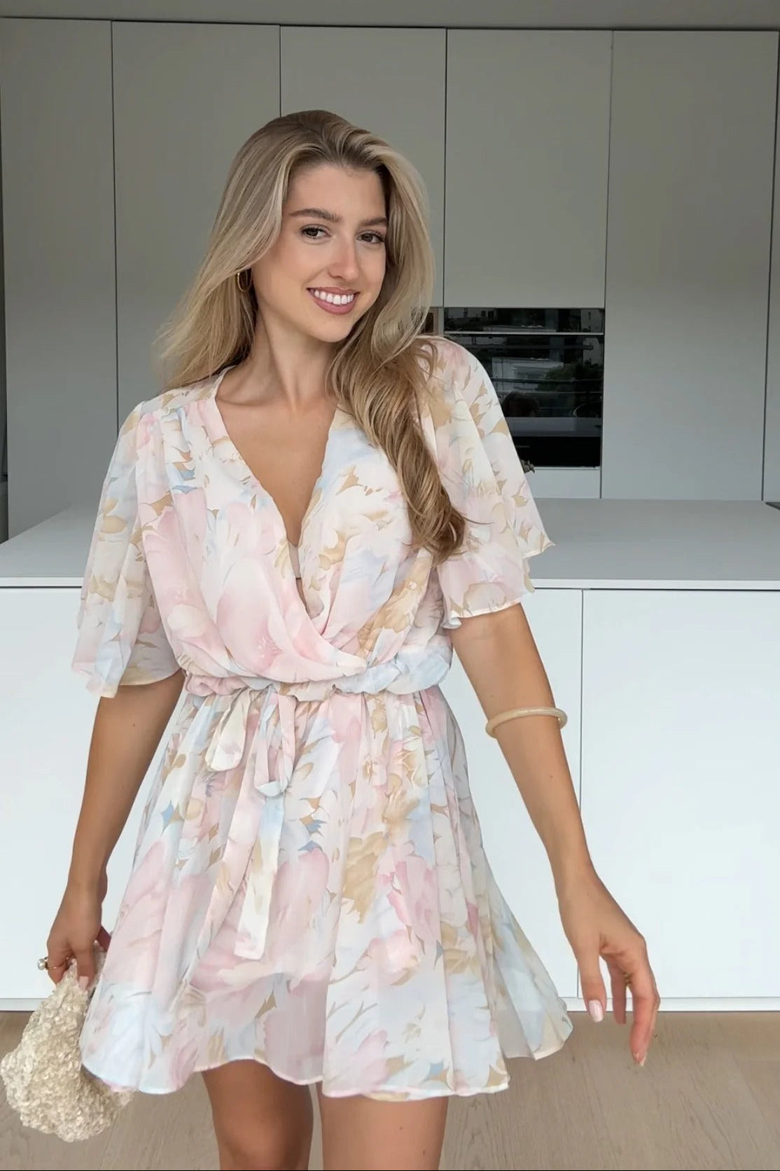 ISABELLE – Vestido Corto Floral con Mangas Amplias y Cinturón