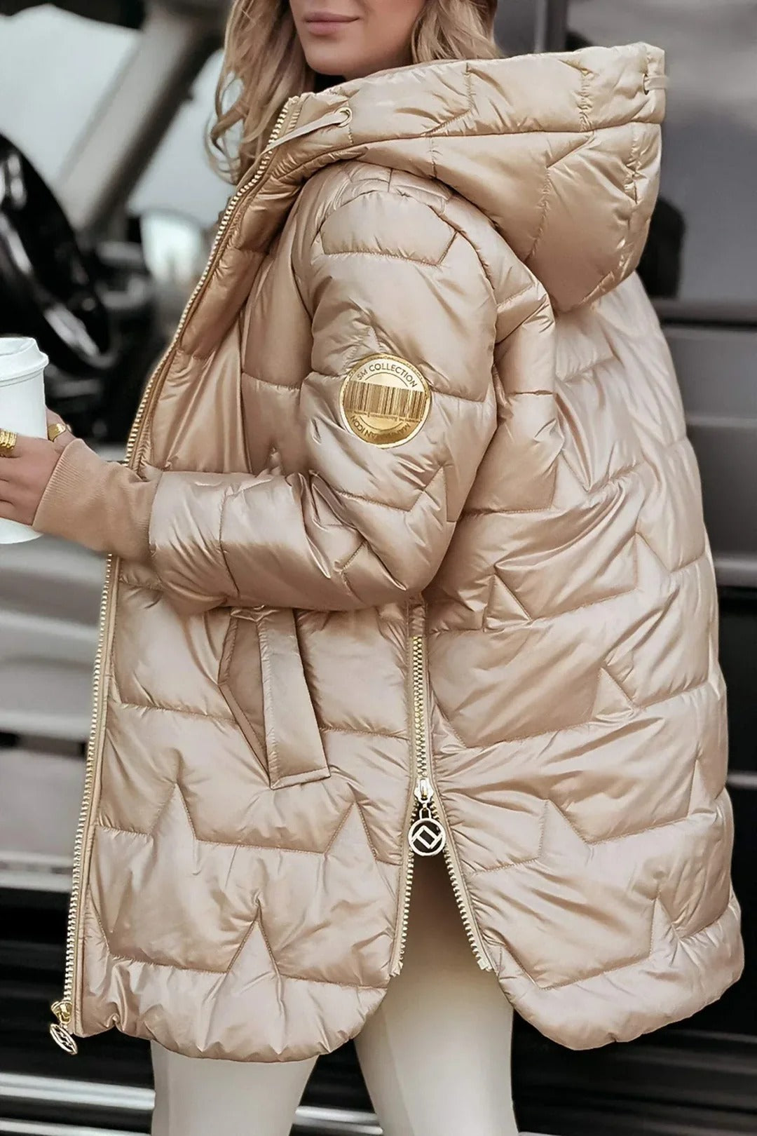 TRIANA – Chaqueta Acolchada Larga con Capucha y Detalles Metálicos