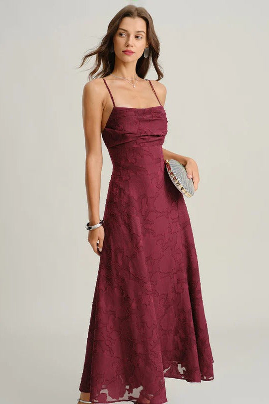 ISABELLE – Vestido Largo Elegante de Corte A y Textura Floral en Rojo Vino