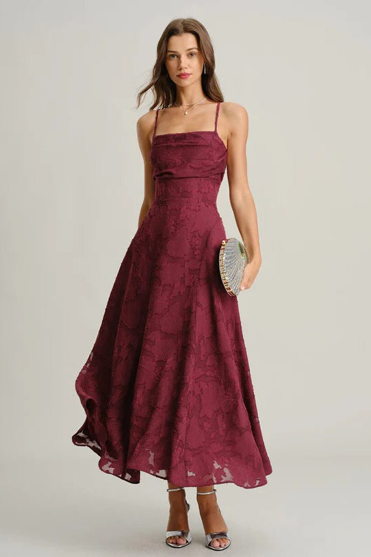 ISABELLE – Vestido Largo Elegante de Corte A y Textura Floral en Rojo Vino