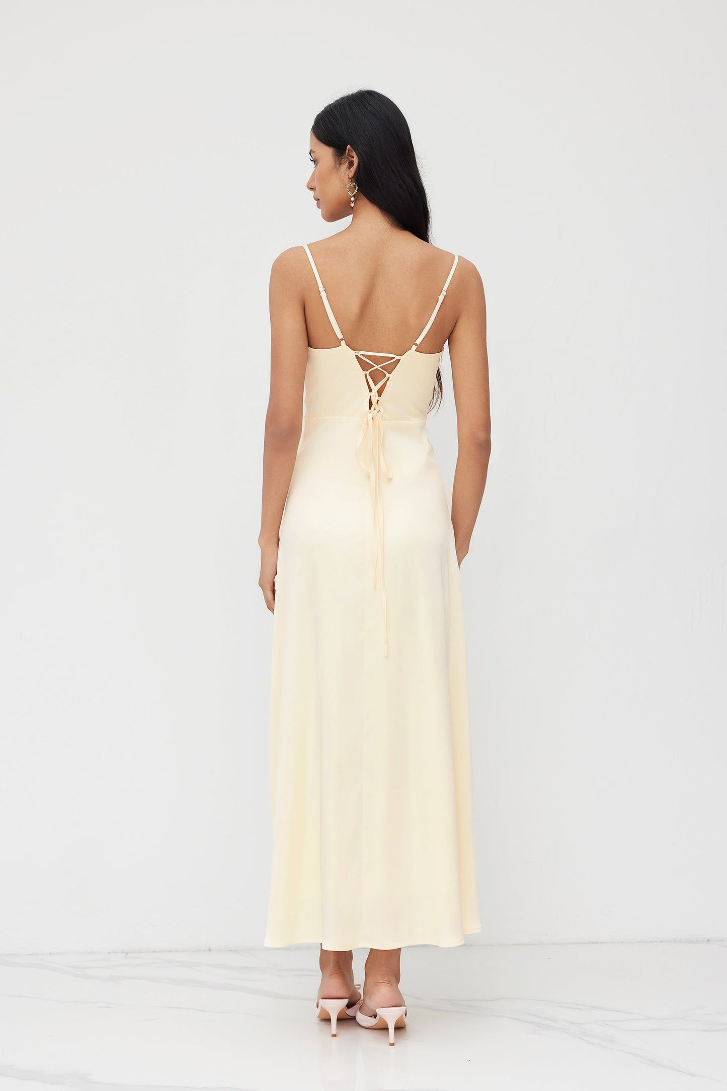 LUCÍA – Vestido Largo de Tirantes con Espalda Ajustable en Amarillo Vainilla