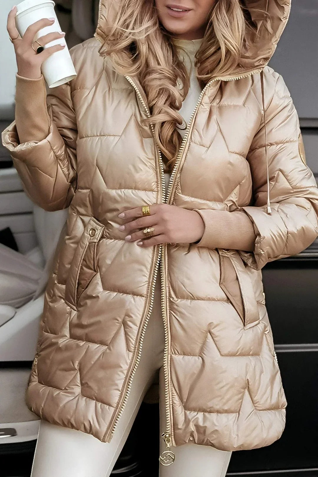 TRIANA – Chaqueta Acolchada Larga con Capucha y Detalles Metálicos