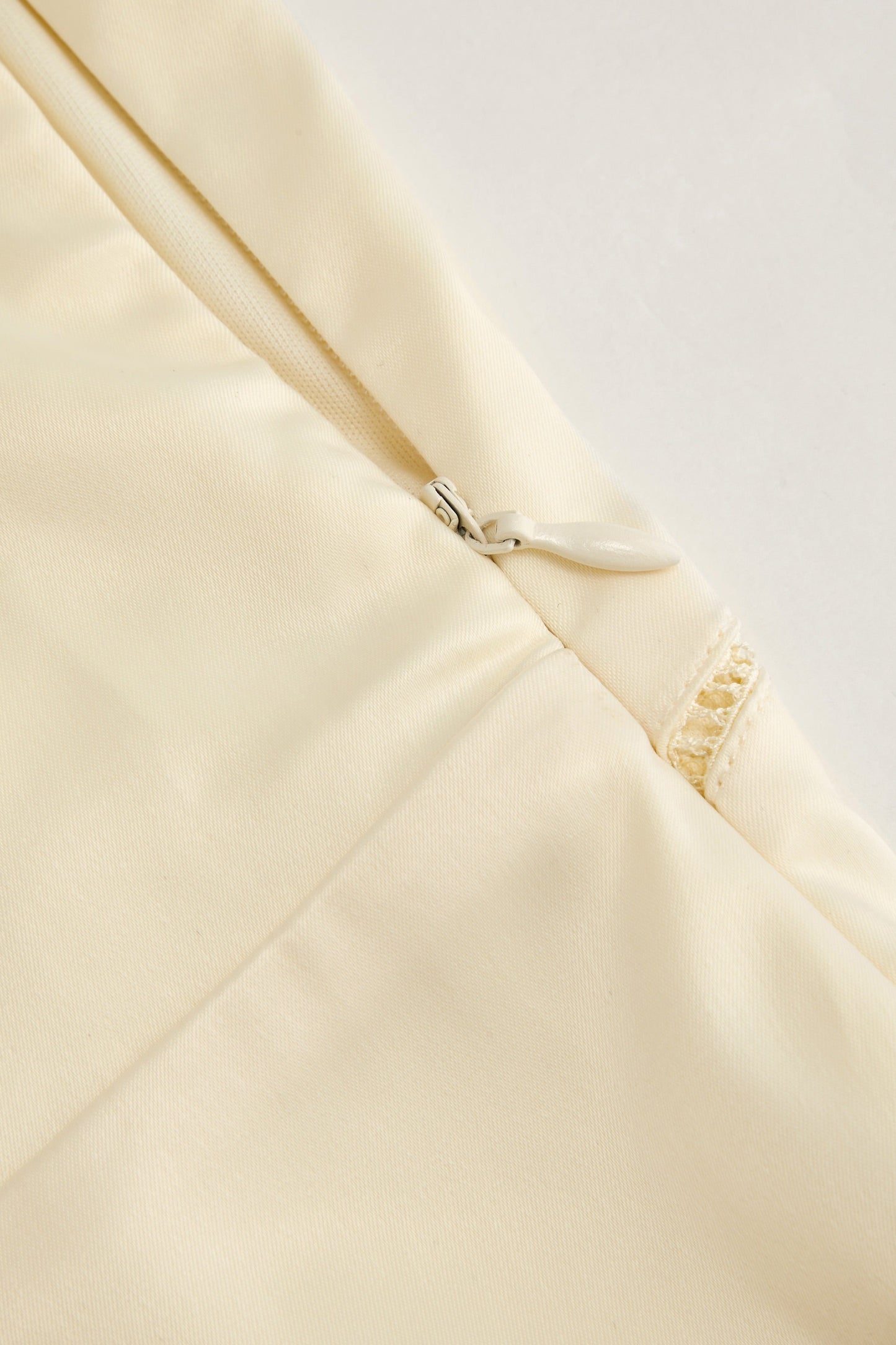 LUCÍA – Vestido Largo de Tirantes con Espalda Ajustable en Amarillo Vainilla