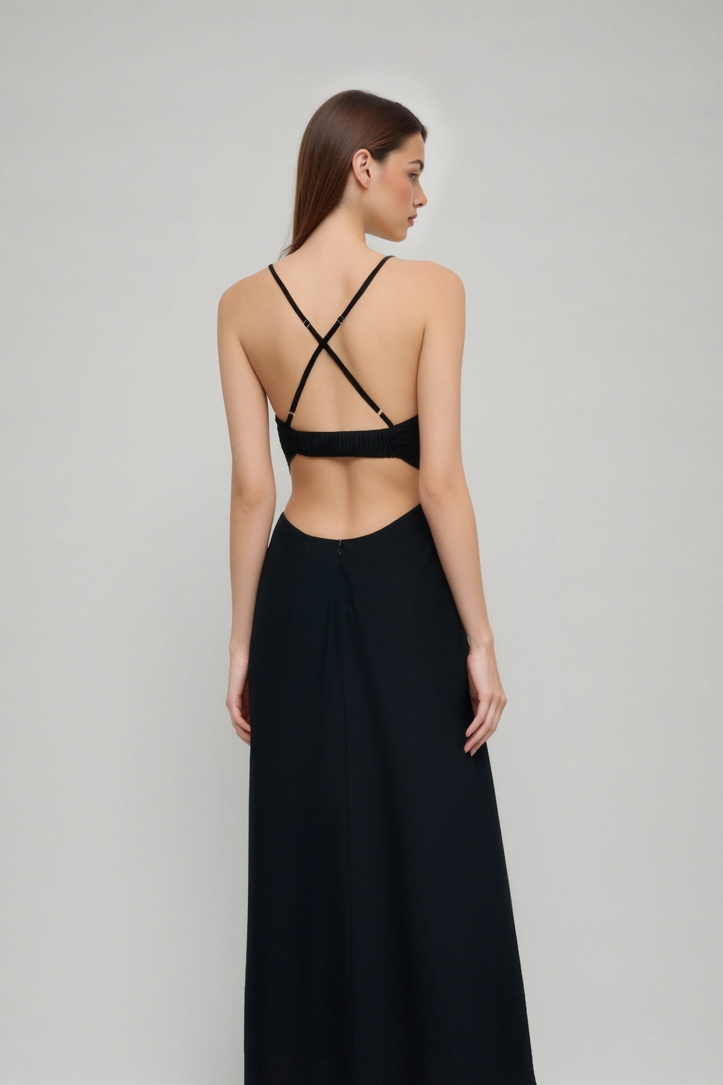 ALBA – Vestido Largo con Cut Out y Abertura Lateral en Negro Elegante