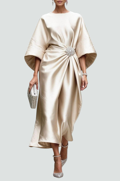 ELISA – Vestido Elegante Satinado con Drapeado y Broche Joya