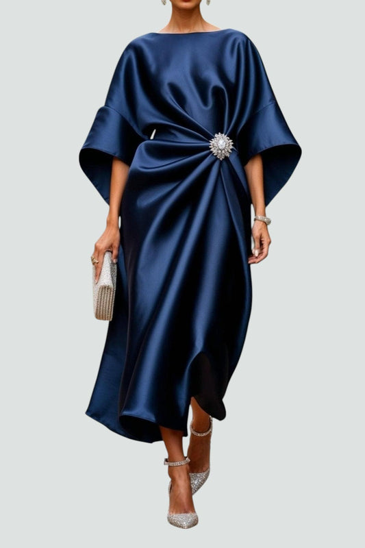 ELISA – Vestido Elegante Satinado con Drapeado y Broche Joya