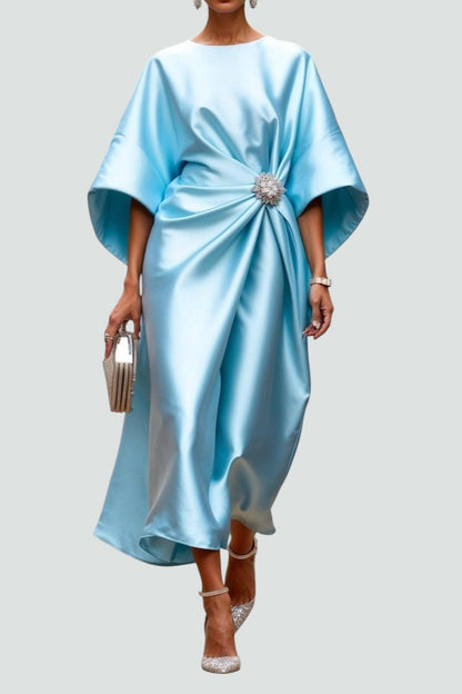 ELISA – Vestido Elegante Satinado con Drapeado y Broche Joya