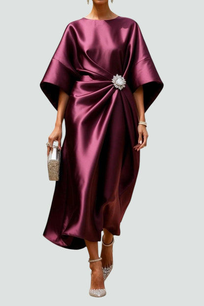 ELISA – Vestido Elegante Satinado con Drapeado y Broche Joya