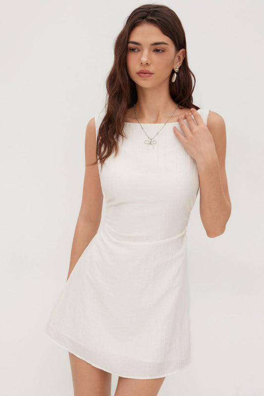 ELENA – Vestido Corto Escote Barco con Lazo en Espalda en Blanco Nieve