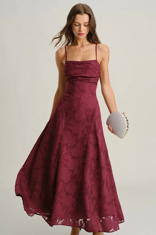 ISABELLE – Vestido Largo Elegante de Corte A y Textura Floral en Rojo Vino