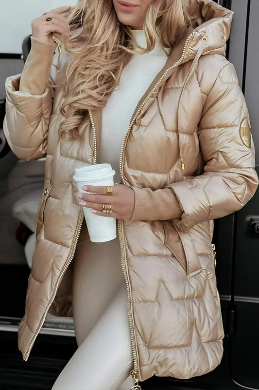 TRIANA – Chaqueta Acolchada Larga con Capucha y Detalles Metálicos
