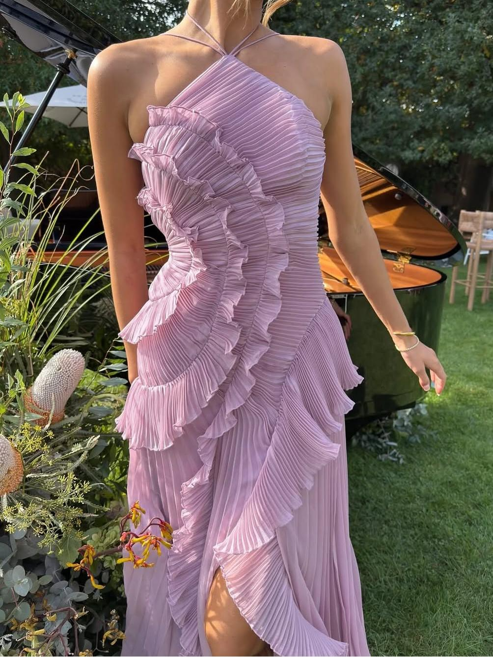 SOFÍA – Vestido Largo Plisado con Espalda Descubierta y Volantes Asimétricos