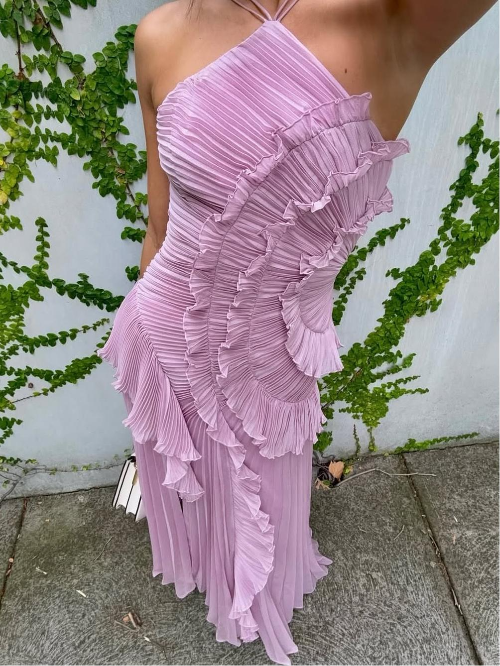 SOFÍA – Vestido Largo Plisado con Espalda Descubierta y Volantes Asimétricos