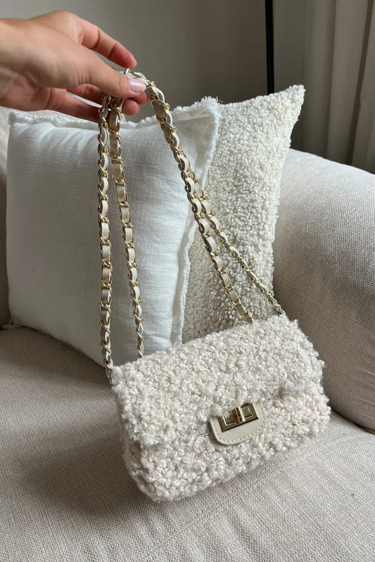NOA – Bolso de Hombro de Borreguito con Cadena Dorada en Beige Suave